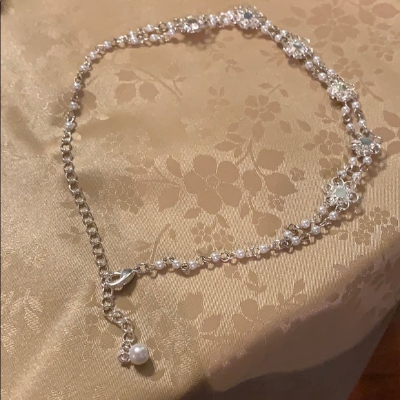 Beautiful Silver beaded Necklace. STUNNING. VERY DRESSY LOOKING - Picture 5 of 5